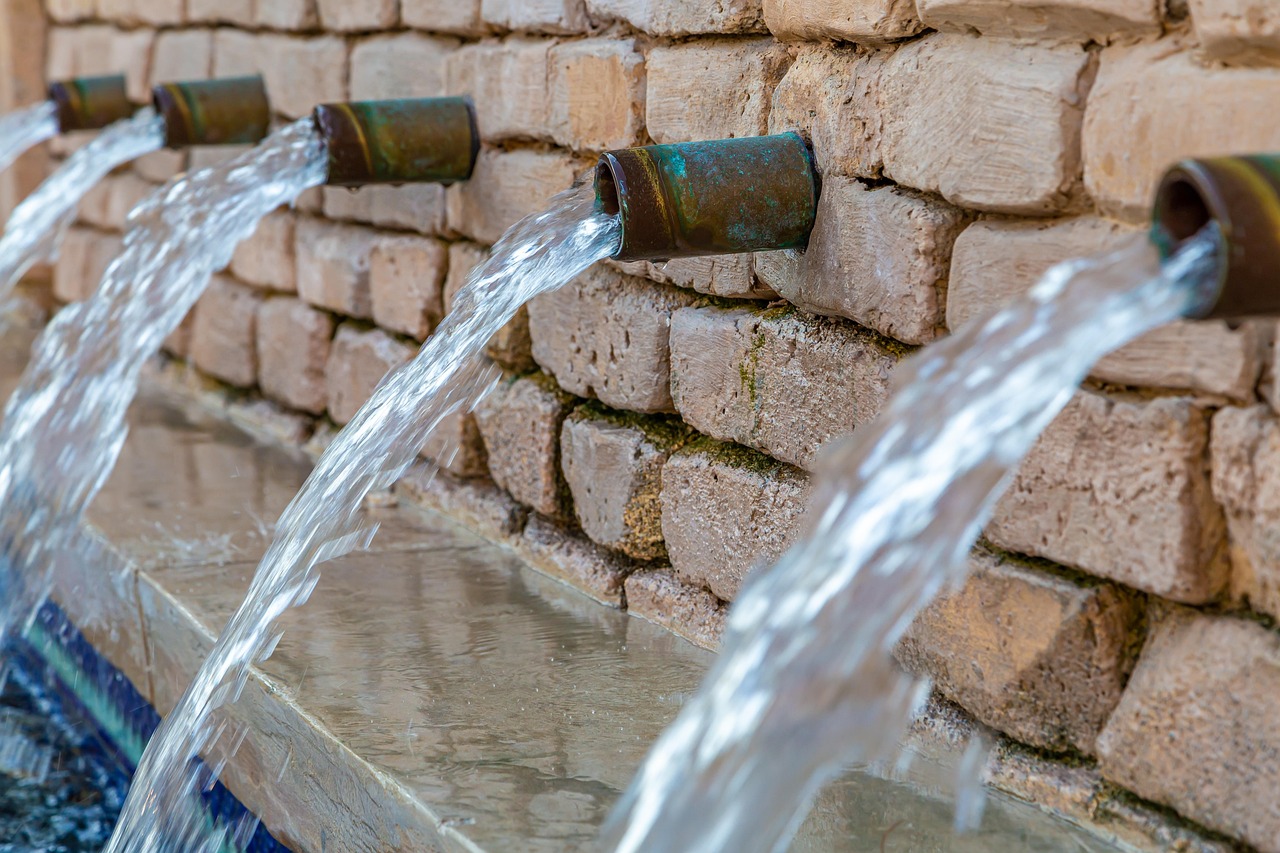 Gesprongen leiding Waalre zet Bergstraat volledig onder water