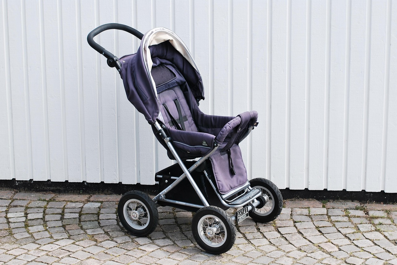Aanrijding kinderwagen Waalre: automobilist rijdt door